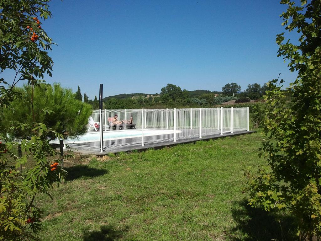 Les Roulottes-Gites De La Ferme De L'Autruche Dromoise Livron-sur-Drome Exterior photo